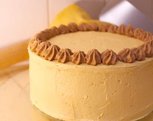 image of a cake with dulce de leche cream